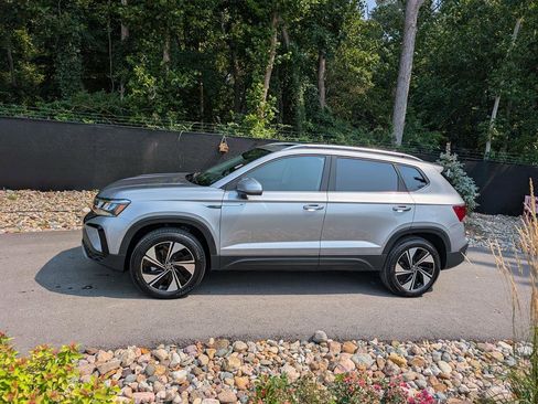 Certified 2024 Volkswagen Taos SE w/ Panoramic Sunroof Package image 2