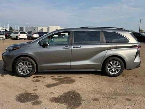 Used 2026 Toyota Sienna XLE FWD image 2
