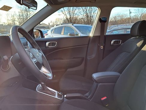 Used 2025 Hyundai Venue SEL image 12