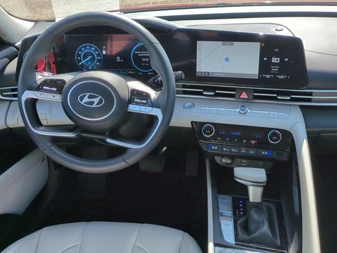 Used 2025 Hyundai Elantra Limited image 27