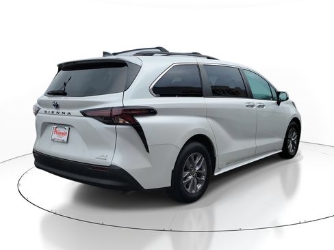 Used 2023 Toyota Sienna XLE image 4