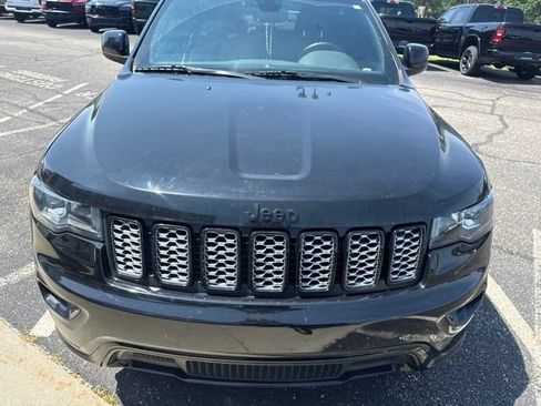 Used 2019 Jeep Grand Cherokee Altitude AWD/4WD image 12