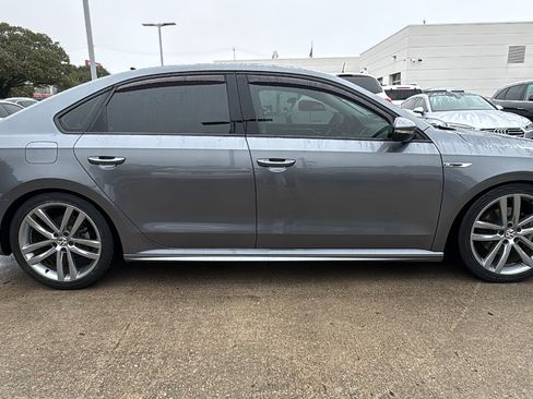 Used 2017 Volkswagen Passat 1.8T R-Line w/ R-Line Lighting Package image 8