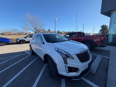 Used 2021 Cadillac XT5 Premium Luxury image 3