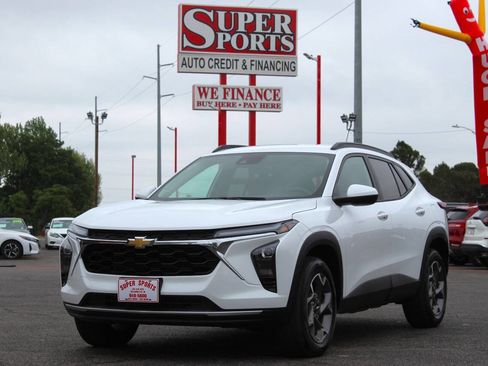 Used 2025 Chevrolet Trax LT FWD image 7