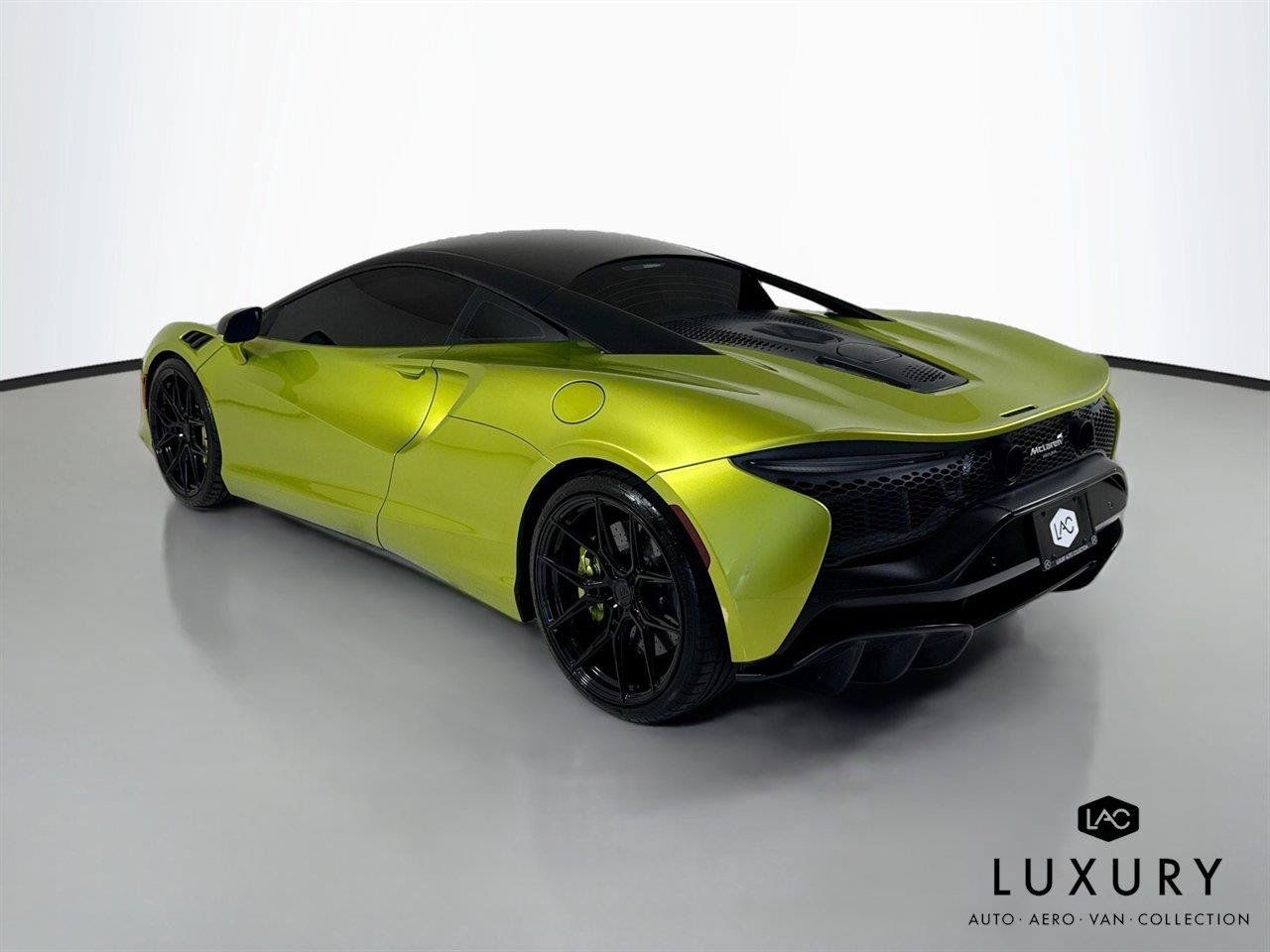 Used 2023 McLaren Artura RWD image 8