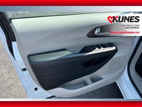 Used 2023 Chrysler Voyager LX FWD image 13