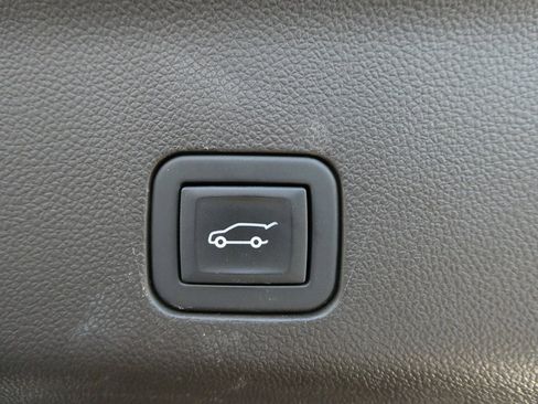 Used 2023 GMC Yukon SLT w/ SLT Premium Package image 18