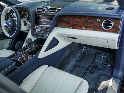Certified 2024 Bentley Bentayga AWD/4WD image 2