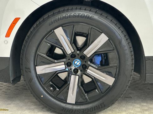 Used 2024 BMW iX xDrive50 w/ Sport Package AWD/4WD image 13