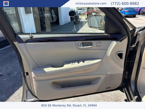 Used 2011 Cadillac DTS Premium image 24