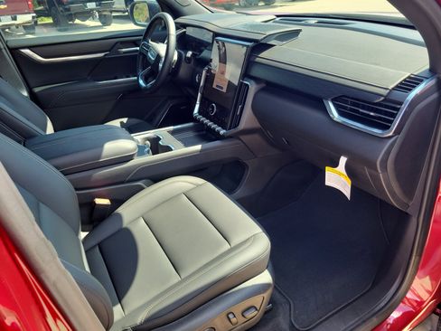 Used 2024 GMC Acadia Elevation image 9