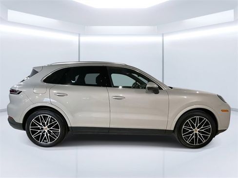 Used 2024 Porsche Cayenne image 8