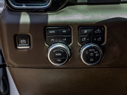 Used 2024 GMC Sierra 3500 Denali w/ Technology Package AWD/4WD image 19