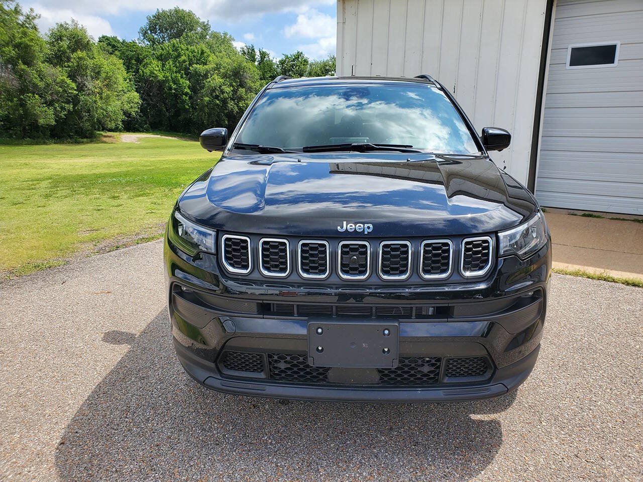 Used 2025 Jeep Compass Latitude w/ Convenience Group AWD/4WD image 3