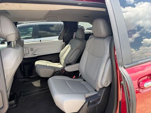 Used 2025 Toyota Sienna XLE FWD image 3