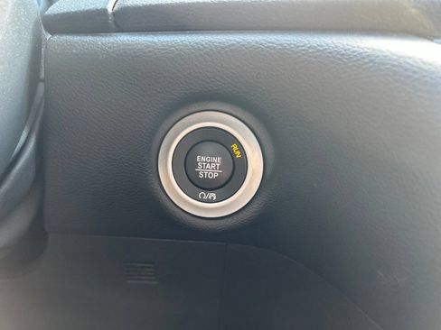 Used 2025 Chrysler Pacifica Select FWD image 27