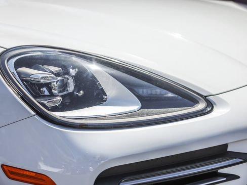 Certified 2023 Porsche Cayenne AWD/4WD image 24