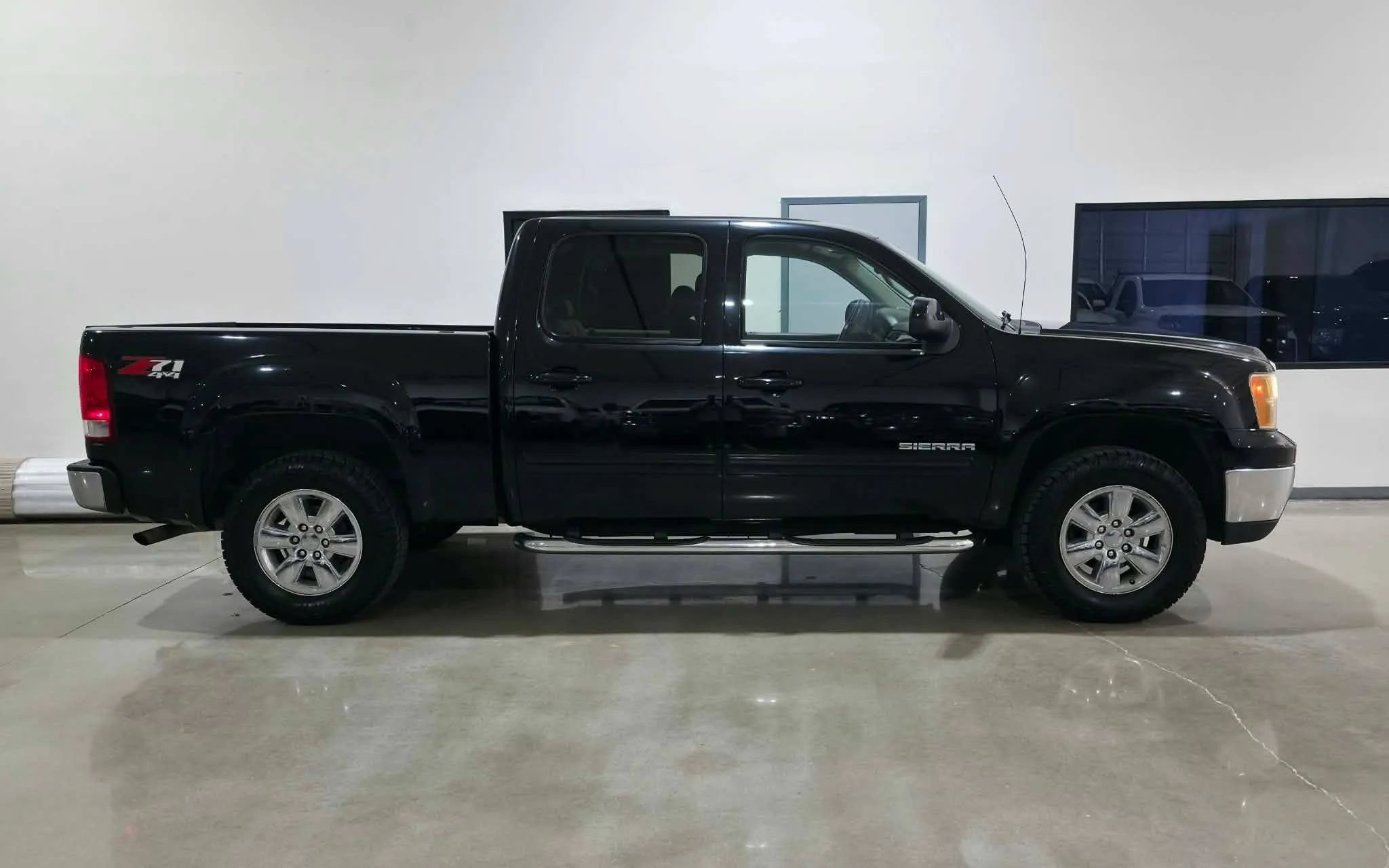 Used 2012 GMC Sierra 1500 SLT w/ SLT Convenience Package AWD/4WD image 2