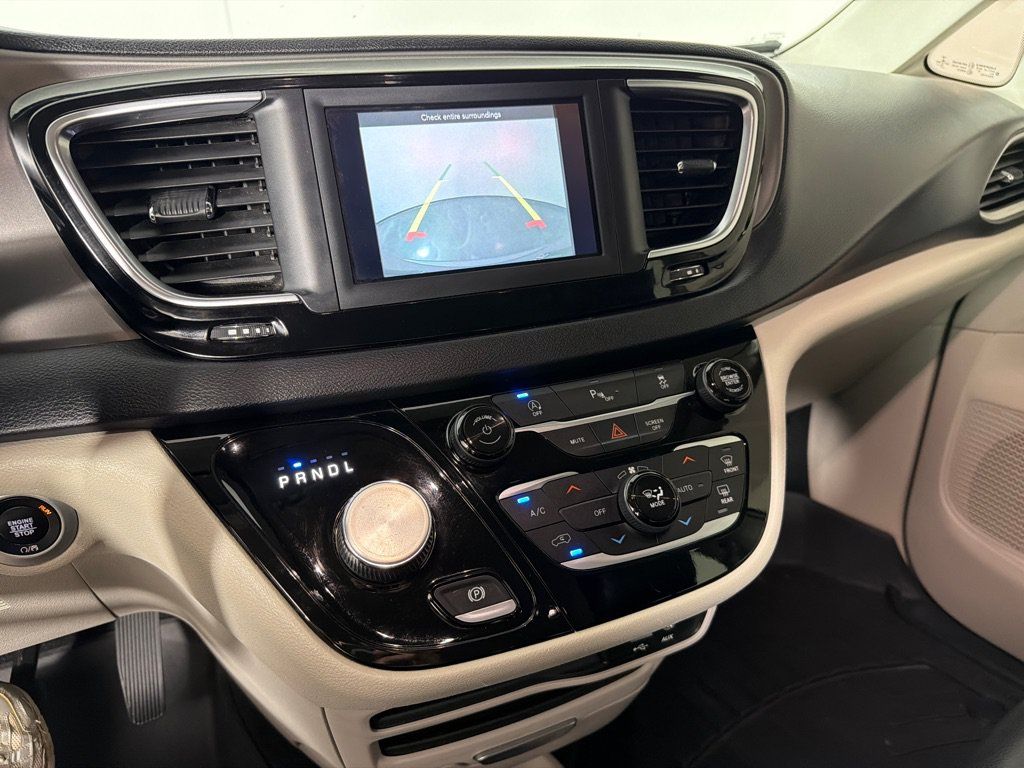 Used 2020 Chrysler Pacifica Touring-L FWD image 16