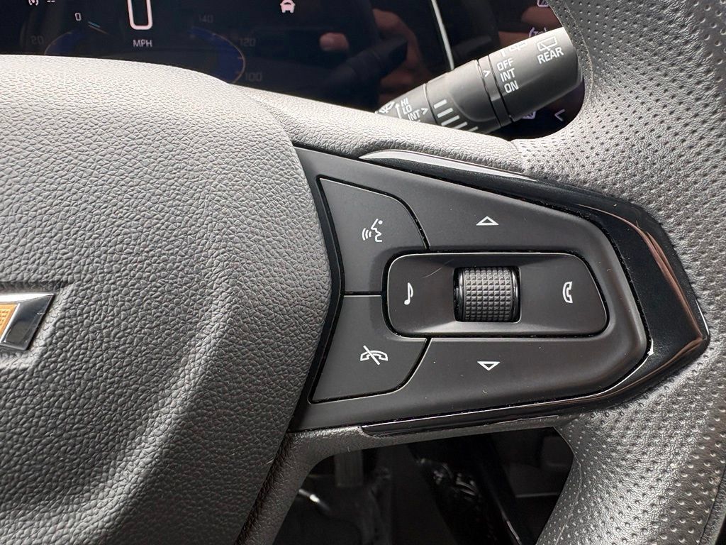 Used 2025 Chevrolet Trax LT FWD image 29