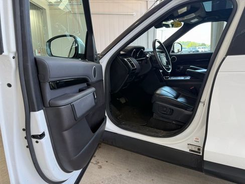 Used 2018 Land Rover Discovery SE image 23