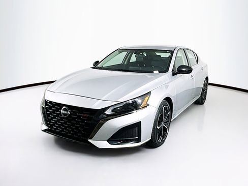 Used 2024 Nissan Altima 2.5 SR image 3