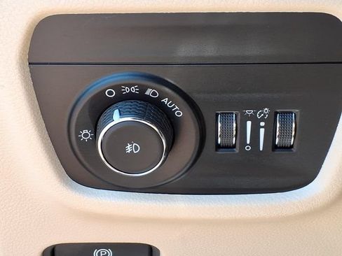 Used 2023 Jeep Grand Cherokee L Limited AWD/4WD image 22