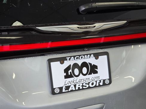 Used 2024 Chrysler Pacifica Touring-L image 15