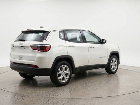 Used 2025 Jeep Compass Latitude AWD/4WD image 9