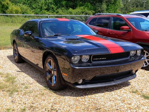 Used 2013 Dodge Challenger SXT RWD image 4
