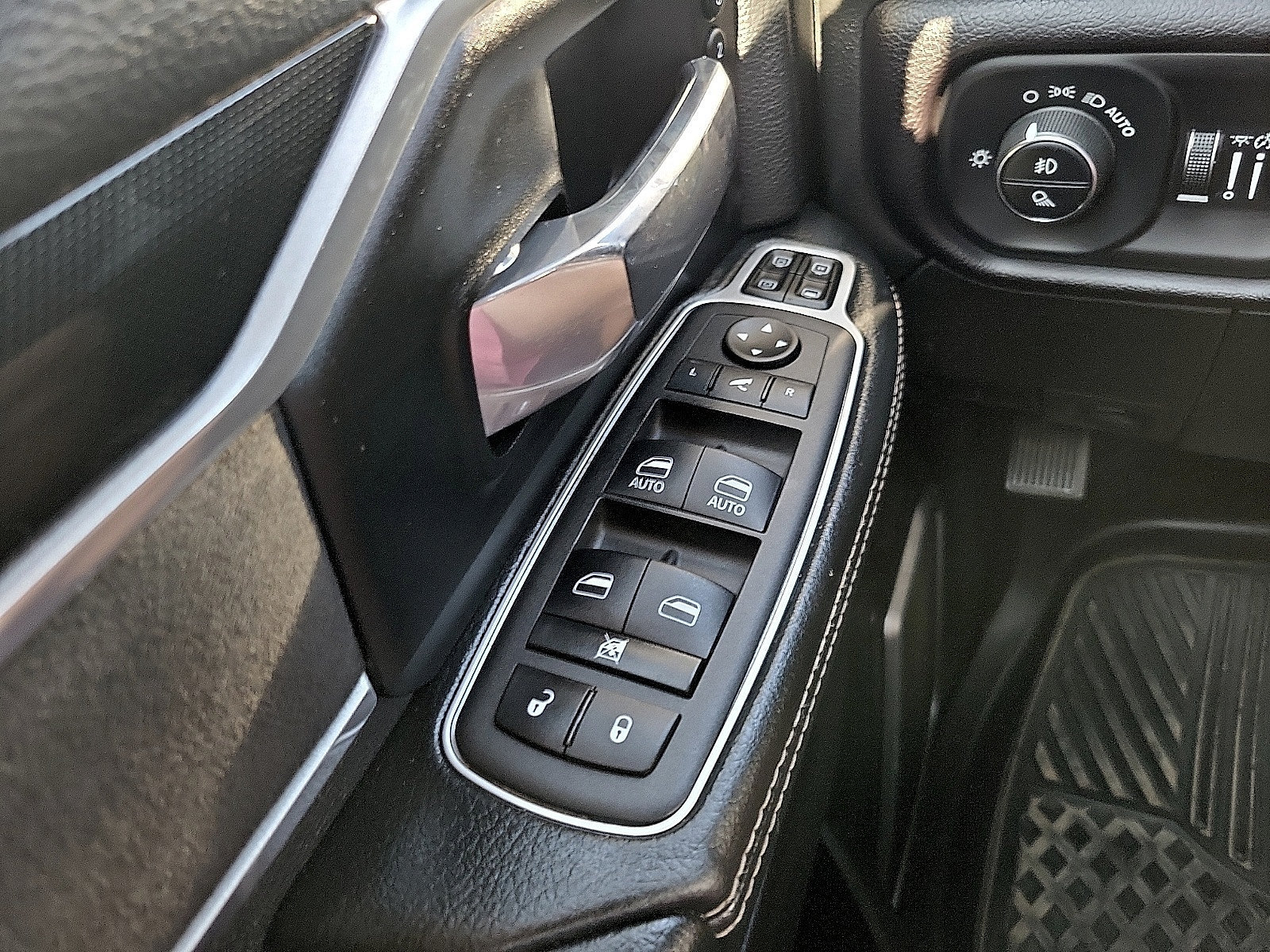 Used 2023 RAM 3500 Laramie AWD/4WD image 13