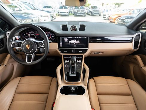 Used 2019 Porsche Cayenne AWD/4WD image 2