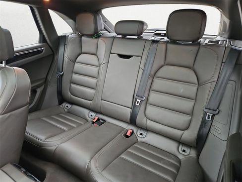Used 2016 Porsche Macan S image 9