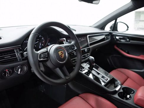 Certified 2026 Porsche Macan AWD/4WD image 4