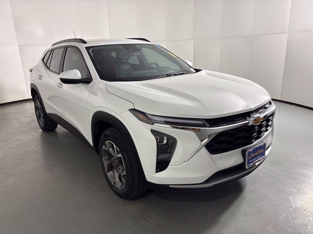Used 2025 Chevrolet Trax LT w/ LT Convenience Package FWD image 2