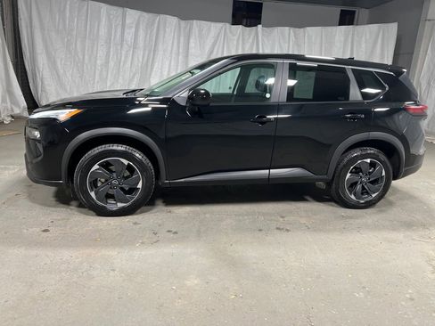 Used 2024 Nissan Rogue SV image 4
