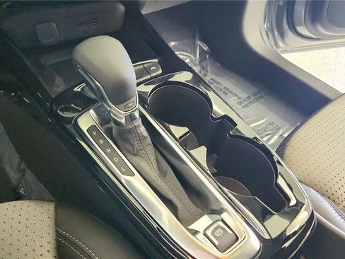 Used 2025 Chevrolet Trax LT w/ Sunroof Package FWD image 26