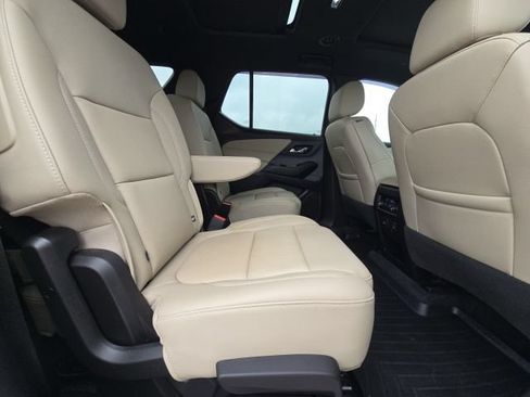 Used 2023 Chevrolet Traverse LT w/ LT Premium Package FWD image 14