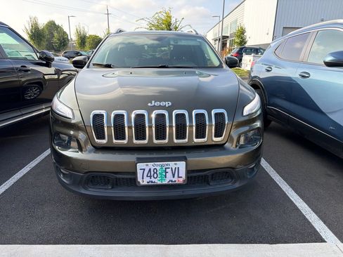 Used 2014 Jeep Cherokee Latitude w/ Cold Weather Group FWD image 5