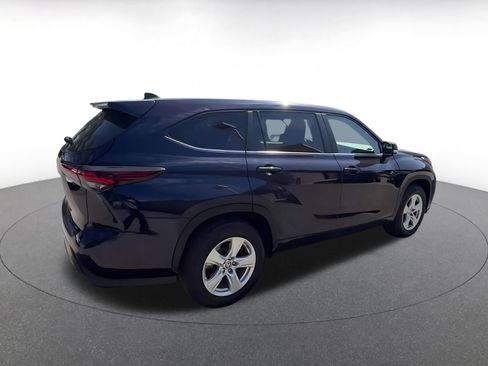 Used 2025 Toyota Highlander LE FWD image 15