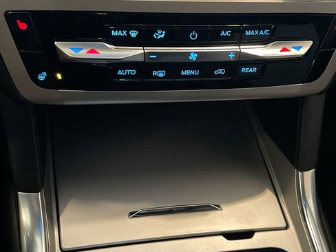 Used 2022 Ford Explorer XLT w/ Equipment Group 202A image 19