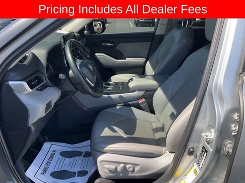 Used 2022 Toyota Highlander XLE FWD image 2