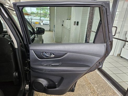 Used 2018 Nissan Rogue SV AWD/4WD image 16