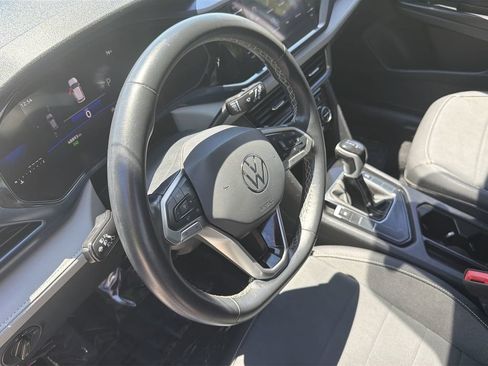 Used 2024 Volkswagen Taos SE FWD image 11