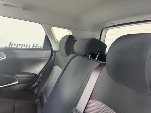 Used 2025 Kia Soul LX w/ LX Technology Package FWD image 11