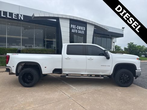 Used 2024 Chevrolet Silverado 3500 LT AWD/4WD image 2