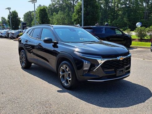 Used 2025 Chevrolet Trax LT w/ LT Convenience Package FWD image 4