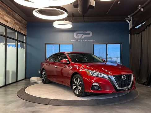 Used 2019 Nissan Altima 2.5 SV FWD image 1