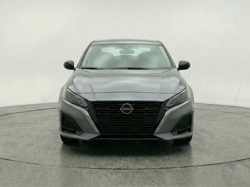 Used 2025 Nissan Altima 2.5 SV FWD image 2